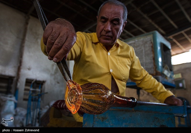 بازگشایی کارگاه تولید شیشه  پس از سه ماه در تبریز