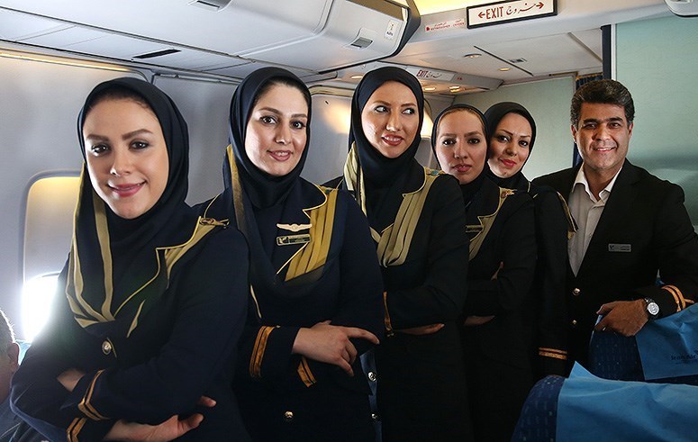 آرایش مهمانداران زن در هواپیماها قابل قبول نیست