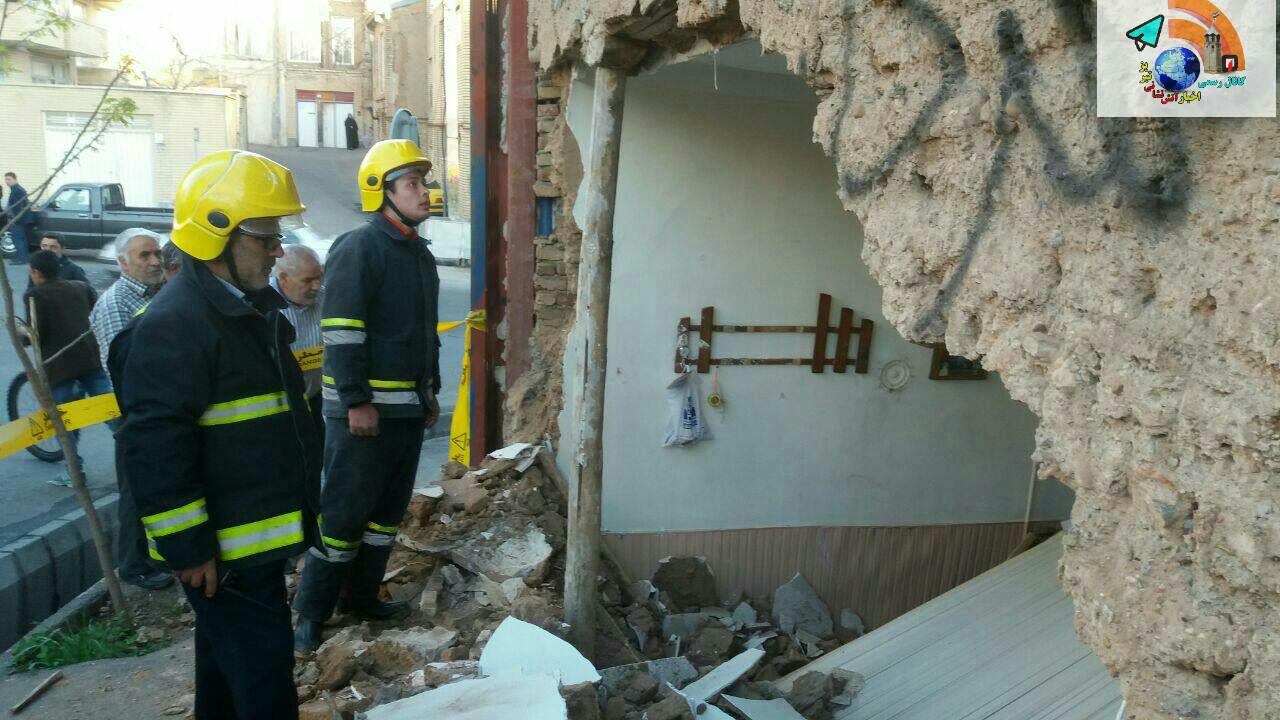 سقوط دیوار یک ساختمان فرسوده درخیابان شهید اصمعی تبریز + تصاویر