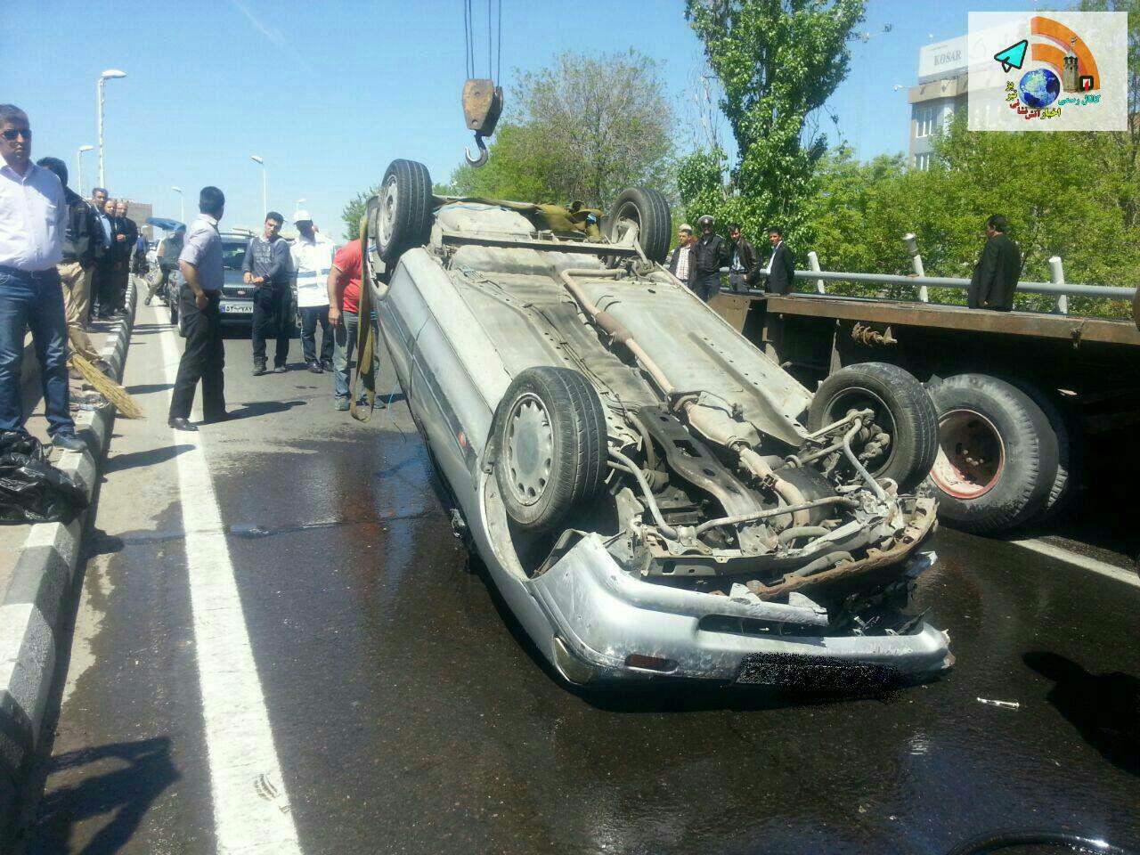 واژگونی خودروی سواری پراید در روگذر ابوریحان تبریز و ترافیک چند صد متری /عکس
